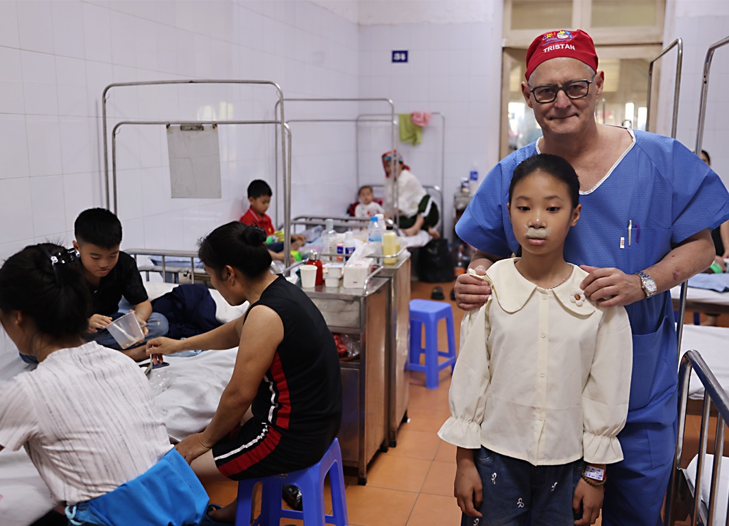 Tristan de Chalain - Operation Restore Hope on site at the hospital in Hanoi